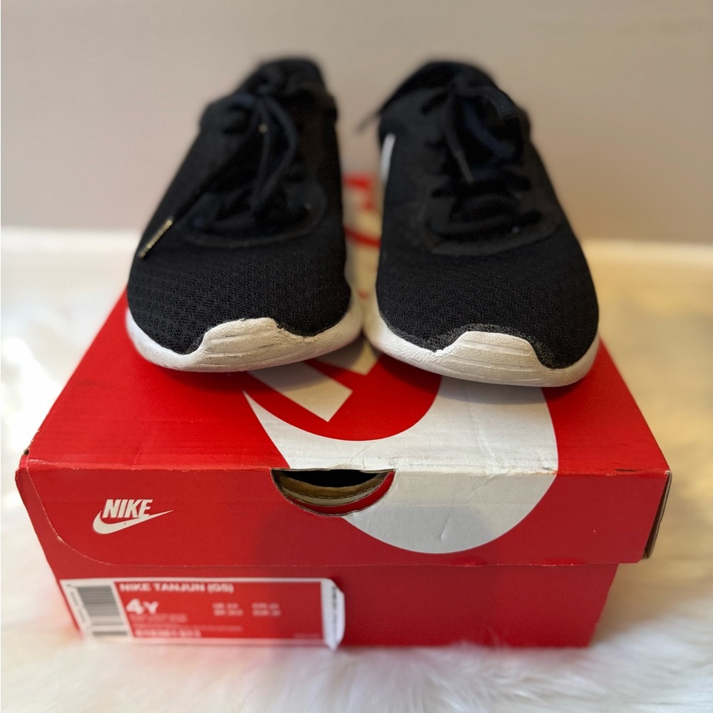 Nike Tanjun. Size 4Y